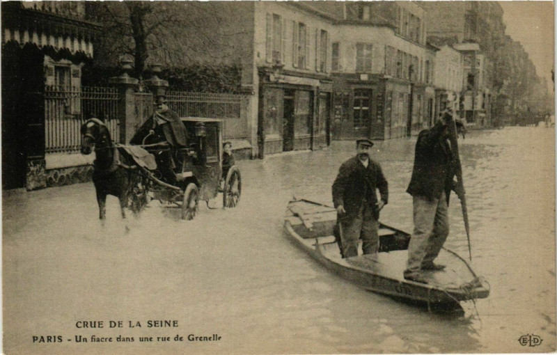 Carte postale ancienne Paris Crue de la Seine 1910 Rue de Grenelle un fiacre à Paris