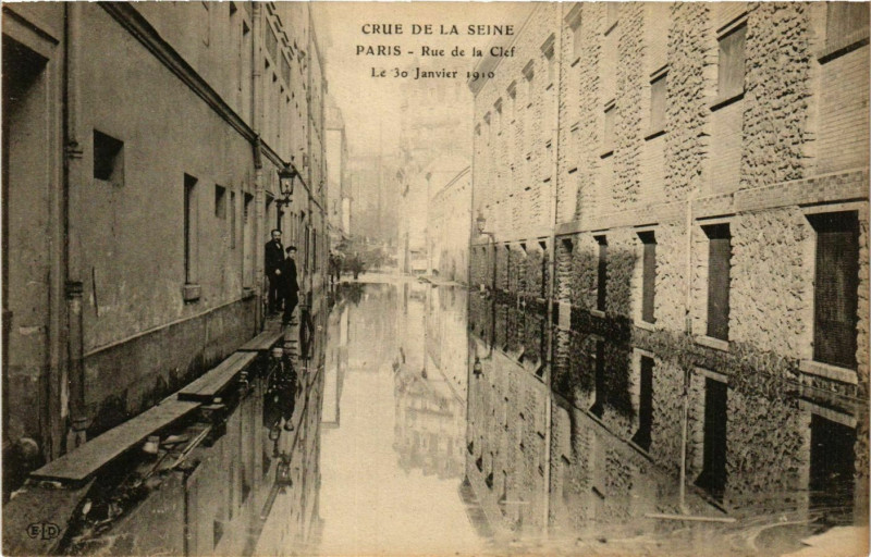 Carte postale ancienne Paris Crue de la Seine 1910 Rue de la Clef à Paris