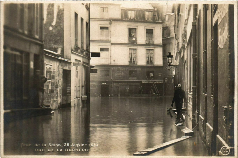 Carte postale ancienne Paris Crue de la Seine 1910 Rue de la Bucherie à Paris