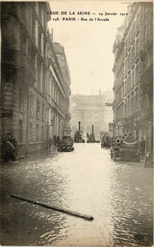 Carte postale ancienne Paris Crue de la Seine 1910 Rue de l'Arcade à Paris