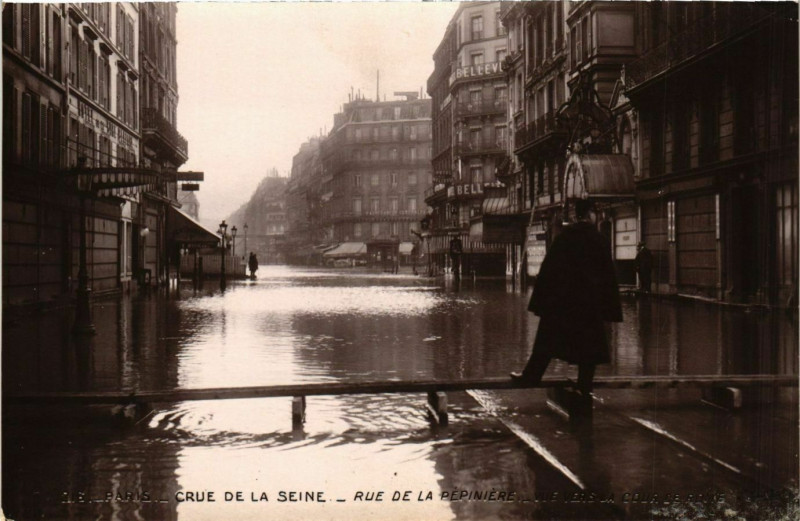 Carte postale ancienne Paris Crue de la Seine 1910 Rue de la pepiniere à Paris