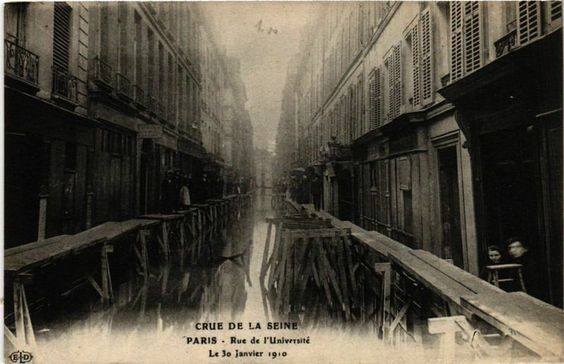 Carte postale ancienne Paris Crue de la Seine 1910 Rue de l'universite à Paris