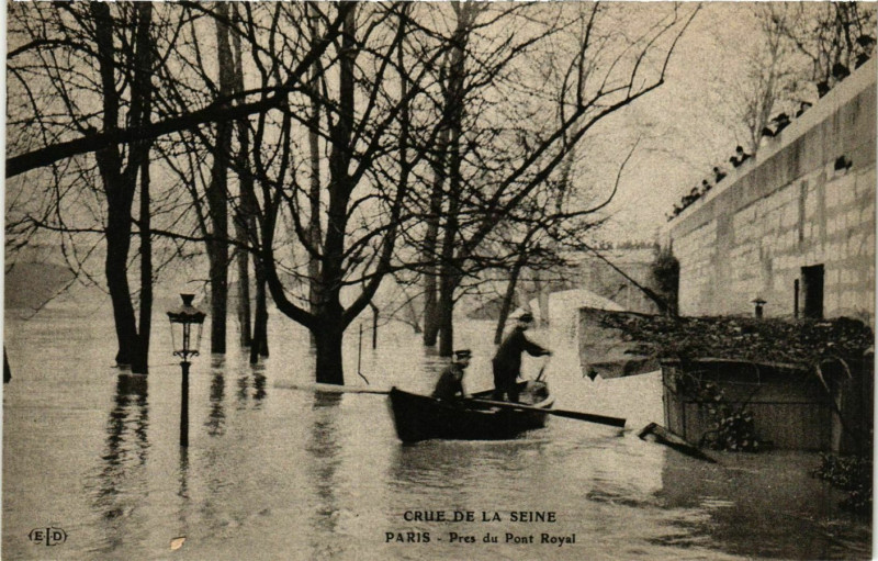 Carte postale ancienne Paris Crue de la Seine 1910 Pres du Pont Royal à Paris