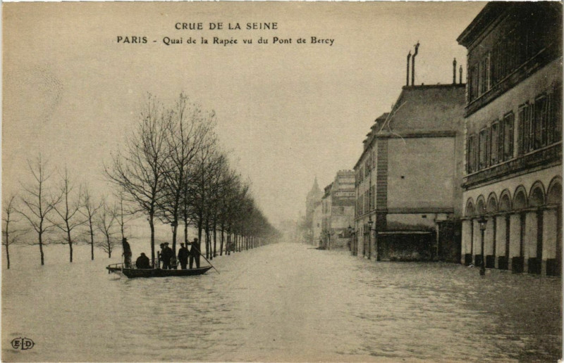 Carte postale ancienne Crue de la Seine - Quai de la Rapée vu du Pont de Bercy à Paris 12e