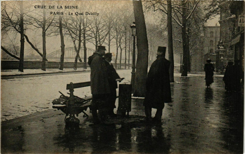 Carte postale ancienne Crue de la Seine - Le Quai Debilly à Paris 16e