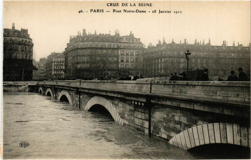 Carte postale ancienne Paris Crue de la Seine 1910 Pont N - D à Paris