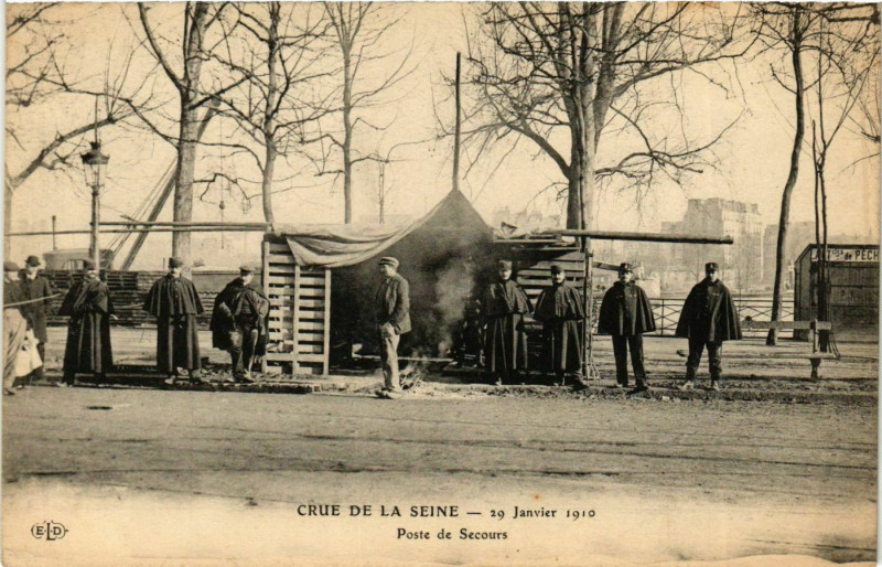 Carte postale ancienne Paris Crue de la Seine 1910 Poste de Secours à Paris
