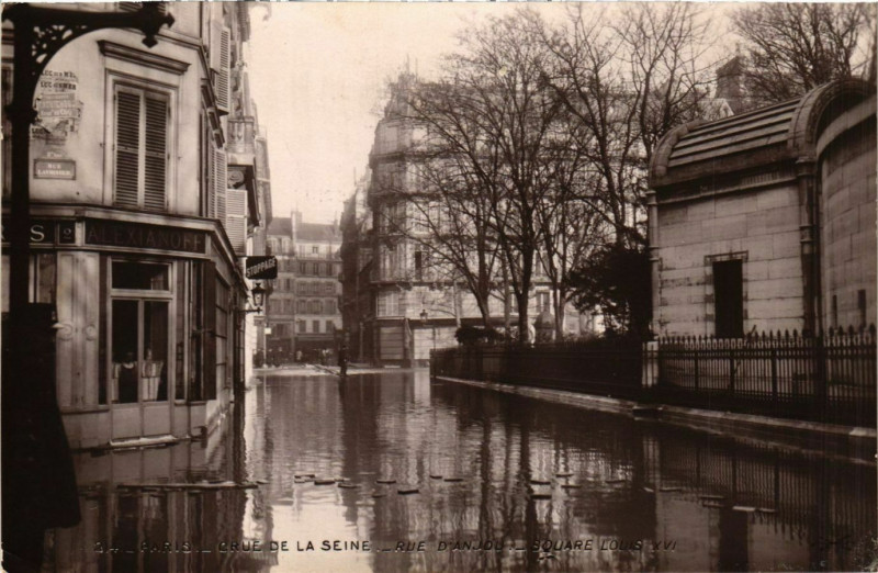 Carte postale ancienne Paris Crue de la Seine 1910 Rue d'Anjou à Paris