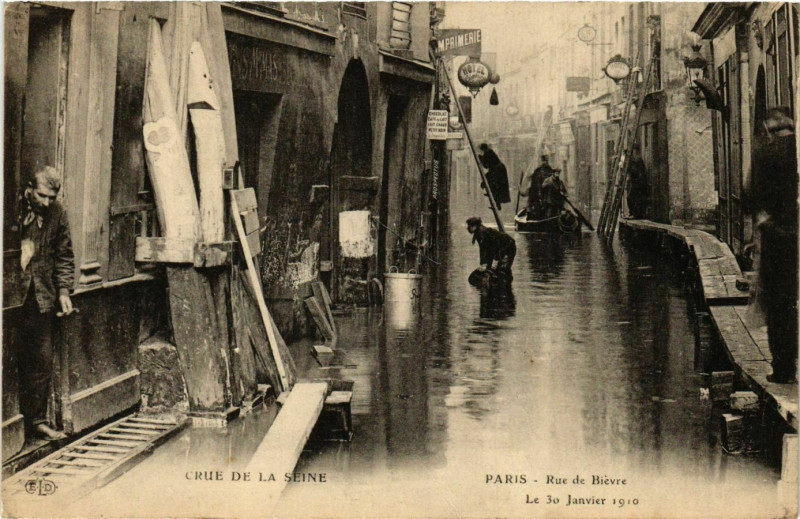 Carte postale ancienne Paris Crue de la Seine 1910 Rue de Bievre à Paris