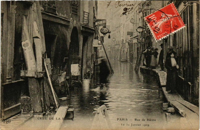 Carte postale ancienne Paris Crue de la Seine 1910 Rue de Bievre à Paris
