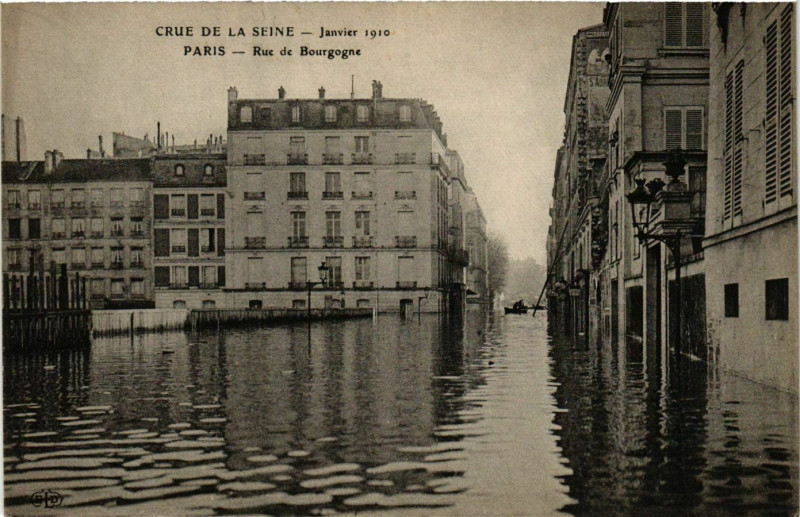 Carte postale ancienne Paris Crue de la Seine 1910 Rue de Bourgogne à Paris
