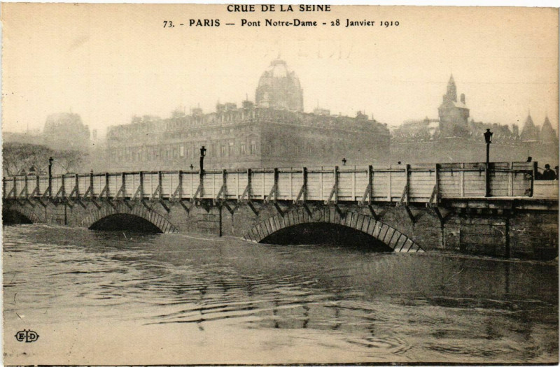 Carte postale ancienne Paris Crue de la Seine 1910 Pont N - D à Paris