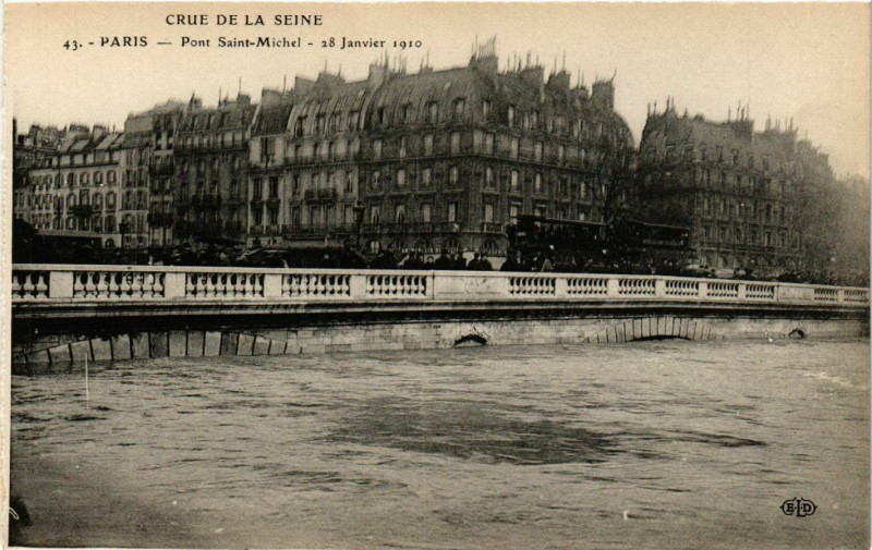 Carte postale ancienne Paris Crue de la Seine 1910 Pont Saint-Michel à Paris