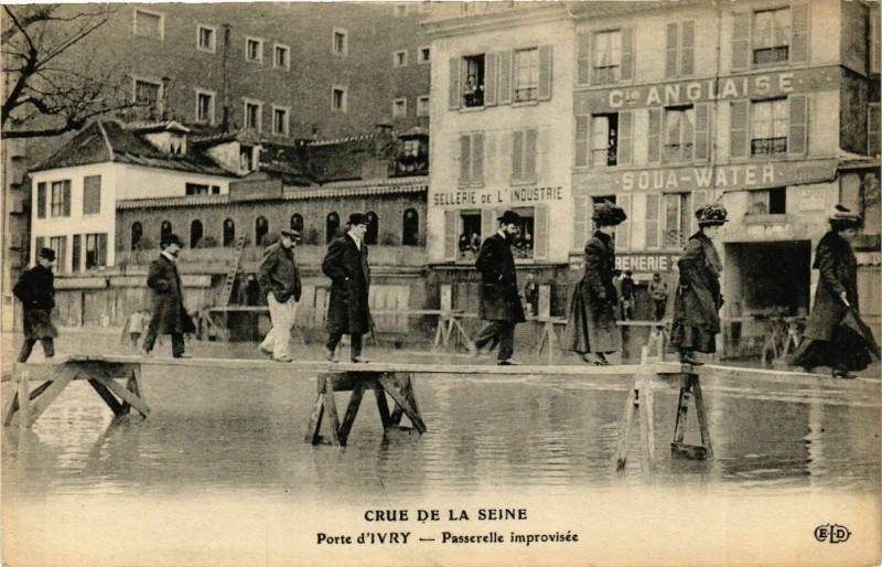 Carte postale ancienne Paris Crue de la Seine 1910 Porte d'ivry Une passerelle improvise à Paris