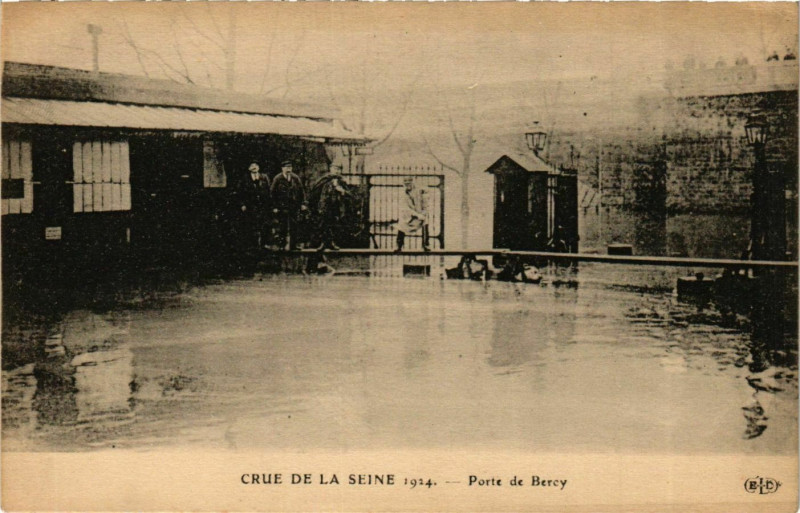 Carte postale ancienne Paris Crue de la Seine 1910 Porte de Bercy à Paris