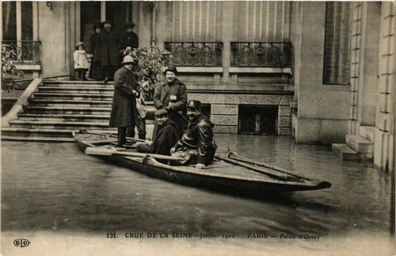 Carte postale ancienne Paris Crue de la Seine 1910 Palais d'Orsay à Paris