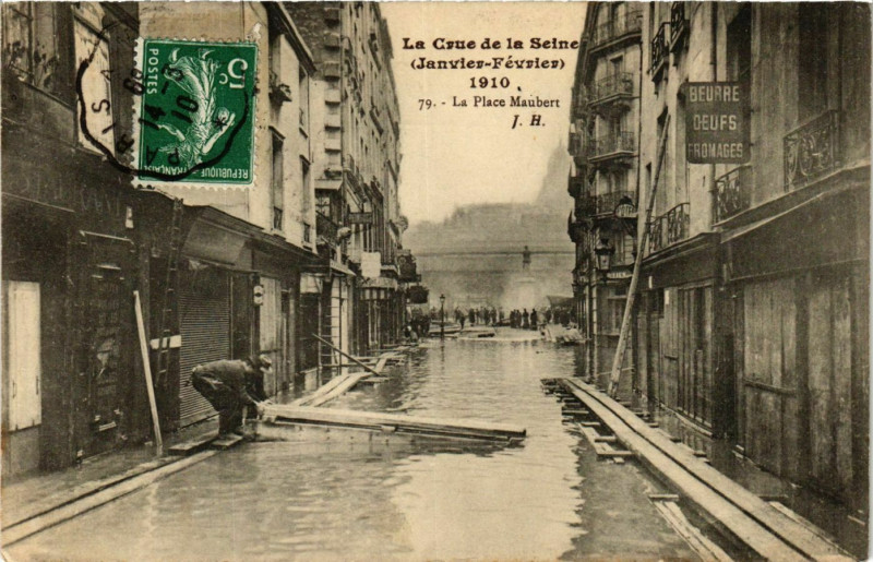 Carte postale ancienne Paris Crue de la Seine 1910 Place Maubert à Paris