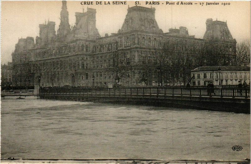 Carte postale ancienne Paris Crue de la Seine 1910 Pont d'Arcole à Paris