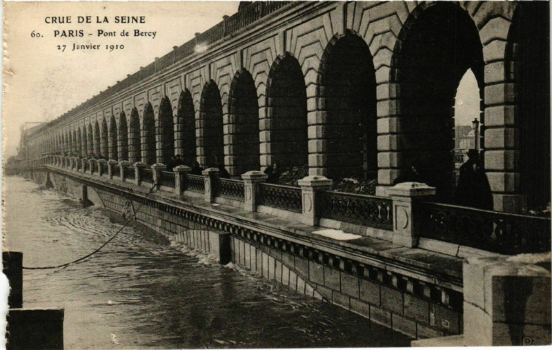 Carte postale ancienne Paris Crue de la Seine 1910 Pont de Bercy à Paris