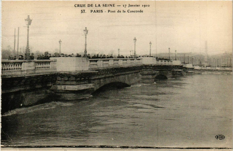 Carte postale ancienne Paris Crue de la Seine 1910 Pont de la Concorde à Paris