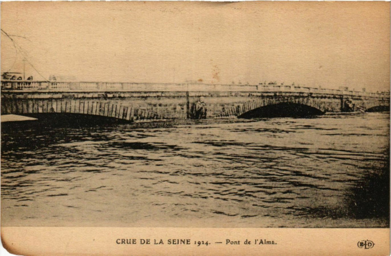 Carte postale ancienne Paris Crue de la Seine 1910 Pont de l'Alma à Paris