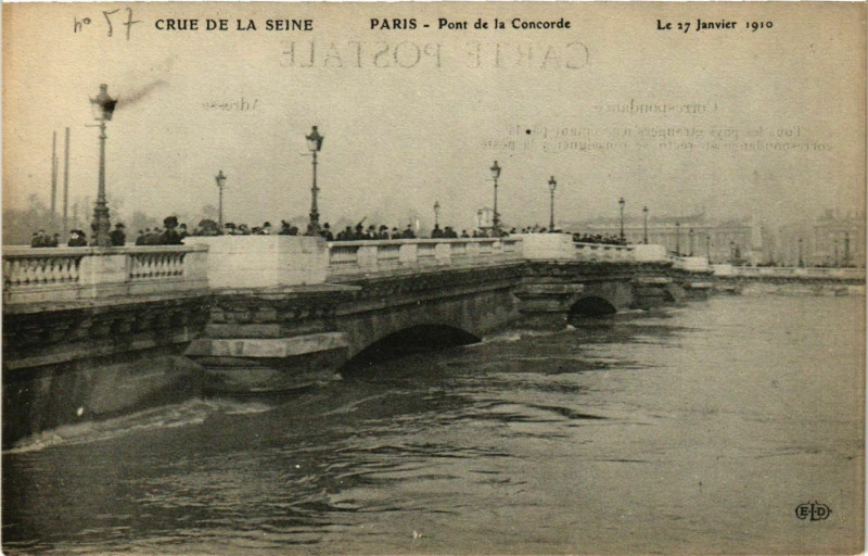 Carte postale ancienne Paris Crue de la Seine 1910 Pont de la Concorde à Paris