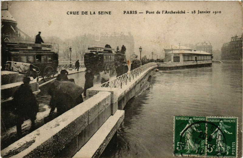 Carte postale ancienne Paris Crue de la Seine 1910 Pont de l'Archeveche à Paris