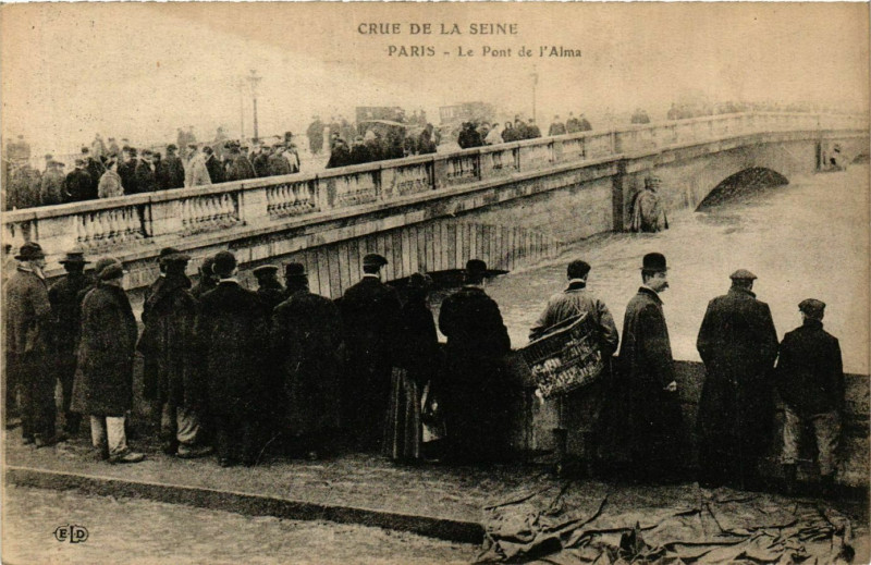 Carte postale ancienne Paris Crue de la Seine 1910 Pont de l'Alma à Paris