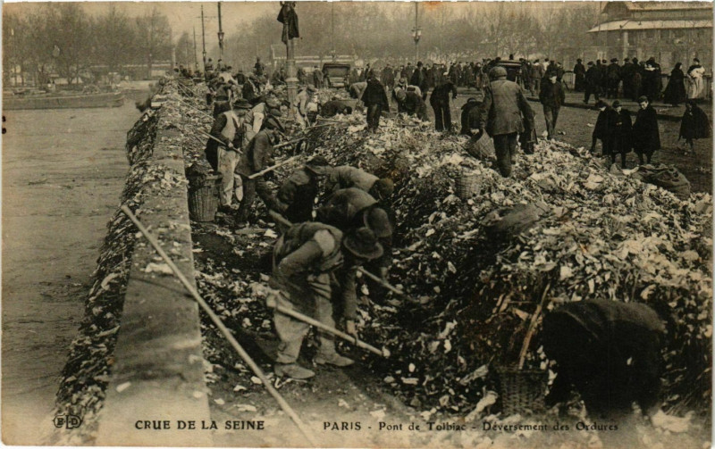 Carte postale ancienne Paris Crue de la Seine 1910 Pont de Tolbiac Deversement des Odures à Paris