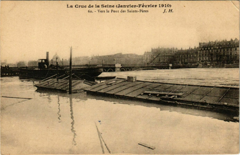 Carte postale ancienne Paris Crue de la Seine 1910 Pont des Saints-Peres à Paris