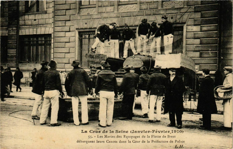 Carte postale ancienne Paris Crue de la Seine 1910 Marins Flotte de Brest à Paris