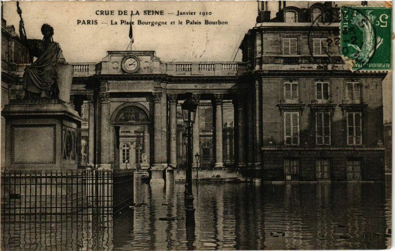 Carte postale ancienne Paris Crue de la Seine 1910 Place Bourgogne Palais Bourbon à Paris