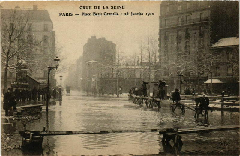 Carte postale ancienne Paris Crue de la Seine 1910 Place Beau Grenelle à Paris