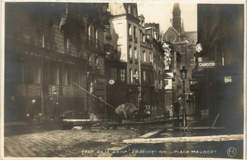 Carte postale ancienne Paris Crue de la Seine 1910 Place Maubert à Paris