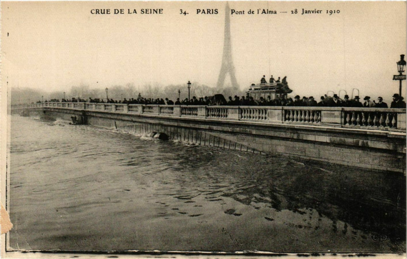 Carte postale ancienne Paris Crue de la Seine 1910 Pont de l'Alma à Paris
