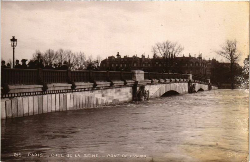 Carte postale ancienne Paris Crue de la Seine 1910 Pont de l'Alma à Paris