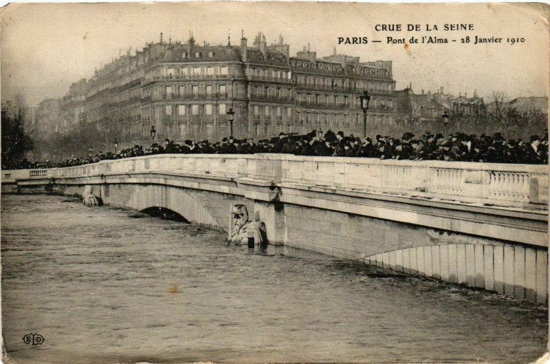 Carte postale ancienne Paris Crue de la Seine 1910 Pont de l'Alma à Paris