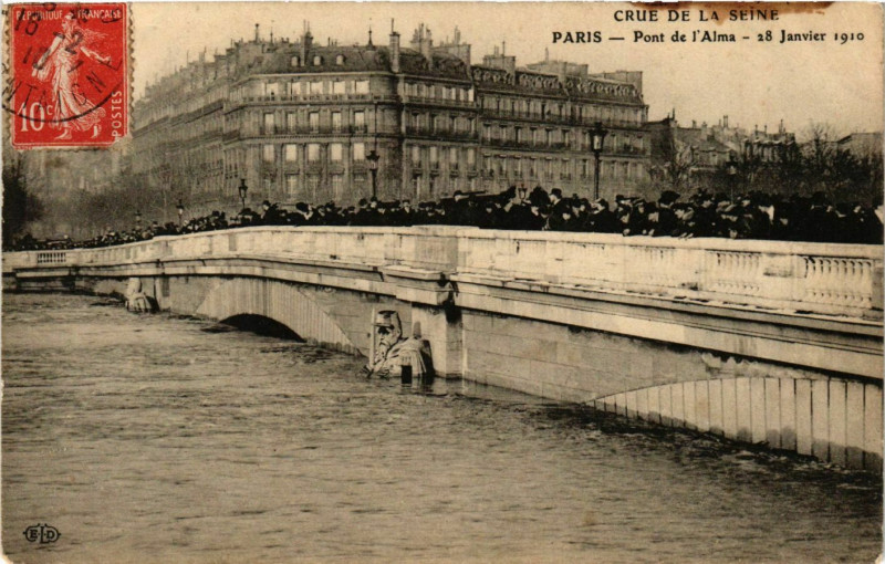 Carte postale ancienne Paris Crue de la Seine 1910 Pont de l'Alma à Paris