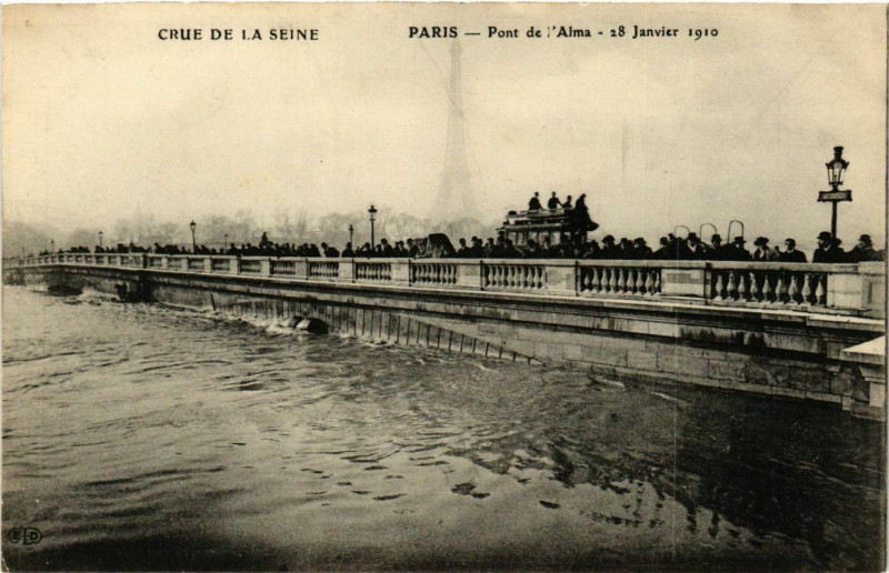 Carte postale ancienne Paris Crue de la Seine 1910 Pont de l'Alma à Paris