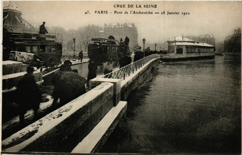 Carte postale ancienne Paris Crue de la Seine 1910 Pont de l'Archeveche à Paris