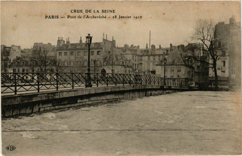 Carte postale ancienne Paris Crue de la Seine 1910 Pont de l'Archeveche à Paris