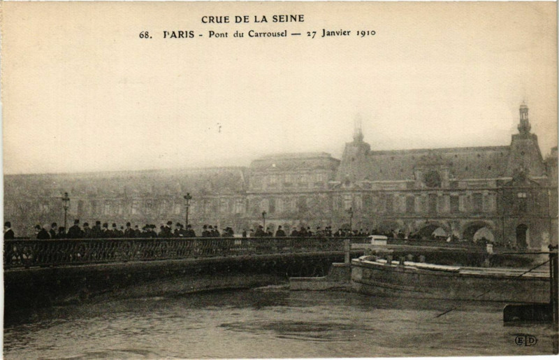 Carte postale ancienne Crue de la Seine - Pont du Carrousel à Paris 7e