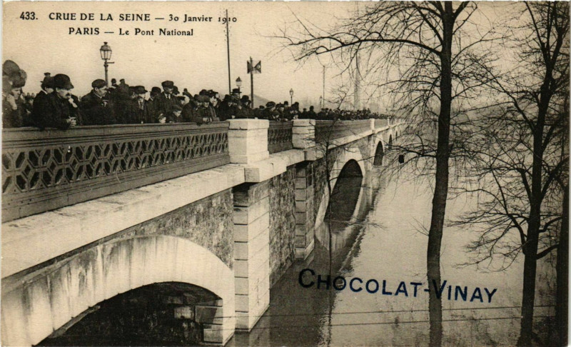 Carte postale ancienne Paris Crue de la Seine 1910 Pont National à Paris