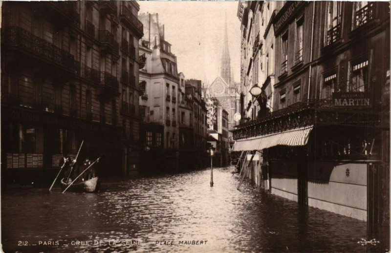 Carte postale ancienne Paris Crue de la Seine 1910 Place Maubert à Paris