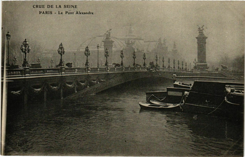 Carte postale ancienne Paris Crue de la Seine 1910 Pont Alexandre Iii à Paris
