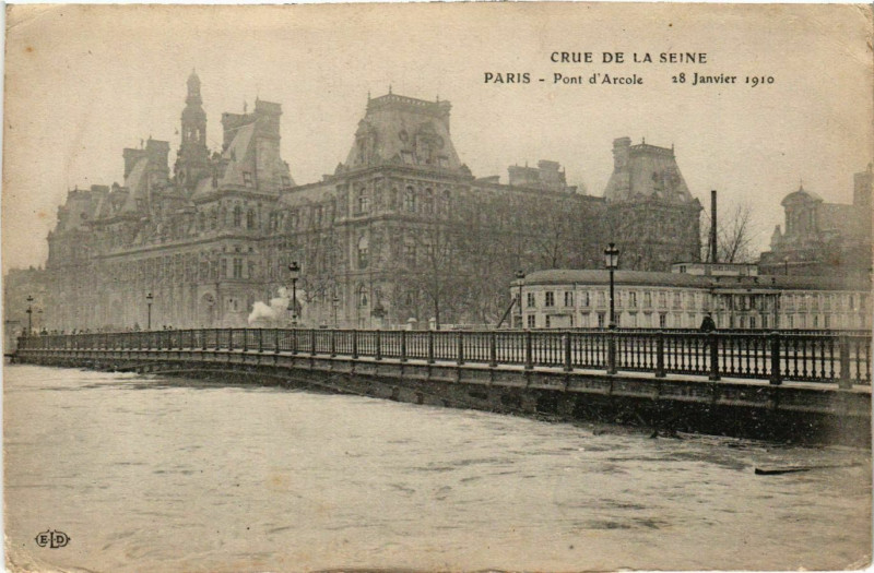 Carte postale ancienne Paris Crue de la Seine 1910 Pont d'Arcole à Paris