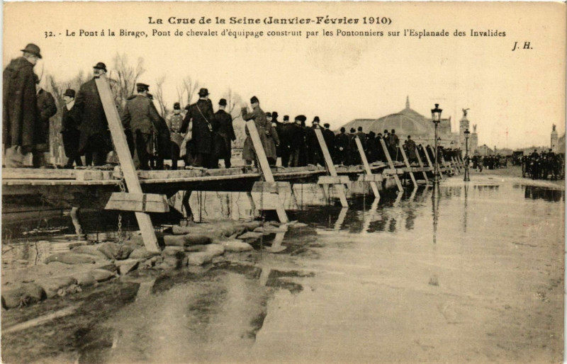 Carte postale ancienne Paris Crue de la Seine 1910 Pont Bigaro Esplanade des Invalides à Paris