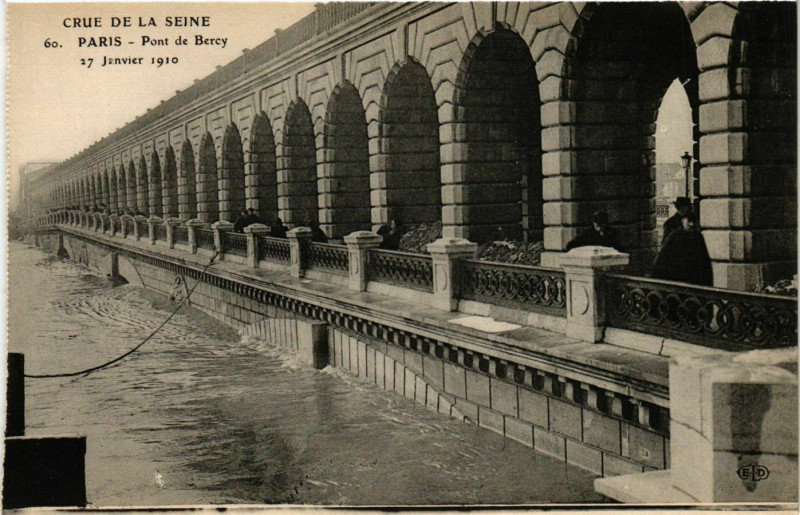 Carte postale ancienne Paris Crue de la Seine 1910 Pont de Bercy à Paris