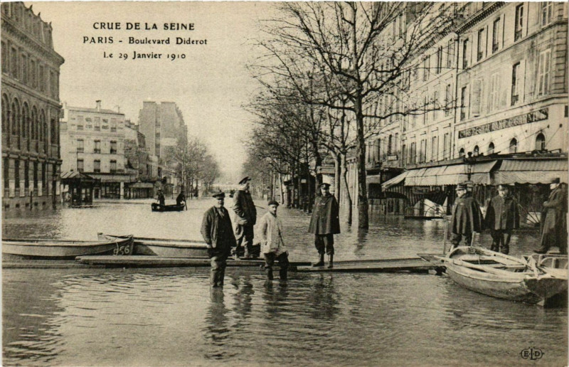 Carte postale ancienne Paris Crue de la Seine 1910 Boulevard Diderot à Paris