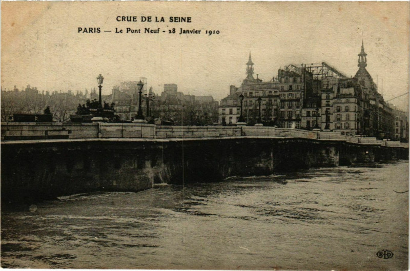 Carte postale ancienne Paris Crue de la Seine 1910 Le Pont Neuf à Paris